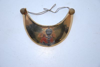 une assiette en or sur laquelle est représenté un homme