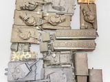 de nombreux objets militaires qui se trouvent sur la table