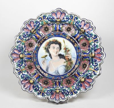 une assiette avec la photo d'une femme dessus