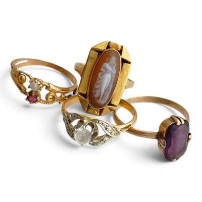 trois bagues en or avec une pierre violette au centre et une bague en or avec une pierre violette au centre