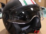 un casque posé sur une table