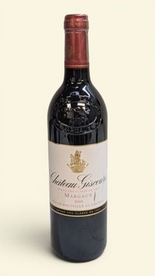 une bouteille de vin posée sur une table