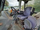 une photo d'un tracteur immobilisé dans la terre