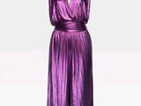 La robe est d'un violet brillant et présente un décolleté en V profond.