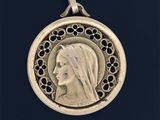 un gros plan d'une médaille d'argent sur laquelle figure le visage d'une femme