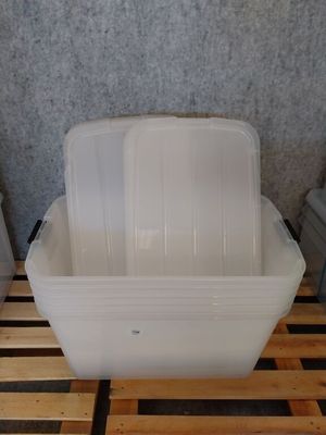 un bac en plastique posé sur une palette en bois