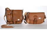 une paire de sacs messagers en cuir beige sur fond blanc
