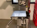 une machine posée sur une table dans une pièce