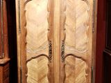 une armoire en bois dans une pièce aux murs rouges