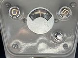 un gros plan sur un compteur dans un train