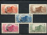 six timbres de couleurs différentes sur une surface noire avec un fond noir