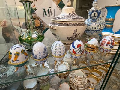 de nombreux vases et bols exposés dans une vitrine