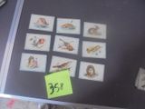 une photo d'une table sur laquelle se trouvent de nombreuses cartes
