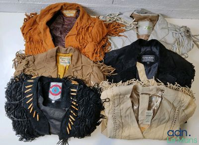Plusieurs types de vêtements sont disposés sur une surface blanche
