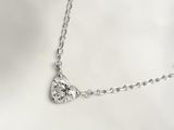 Collier plaqué argent avec un pendentif en forme de cœur sur une chaîne en argent