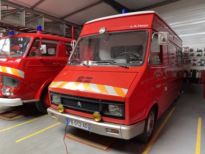 deux camions de pompiers garés dans un garage
