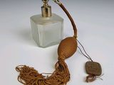 un petit flacon de parfum entouré d'une corde