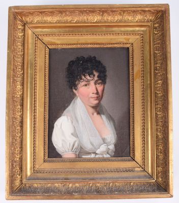 portrait d'une femme vêtue d'une robe blanche, un châle blanc autour du cou