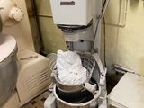 une photo d'une cuisine avec un mixeur et des toilettes
