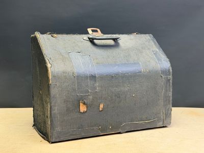 une vieille valise posée sur une table, sur une table