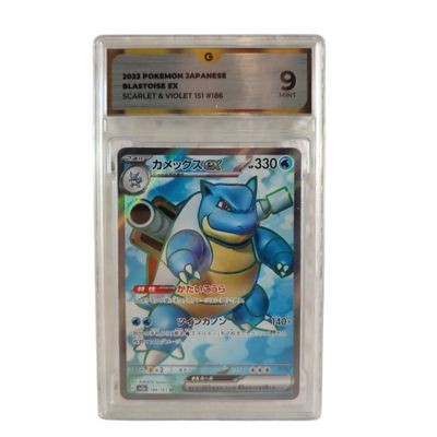 gros plan d'une carte pokemon dans un étui en plastique