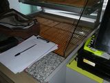 un homme assis devant un ordinateur portable posé sur un bureau