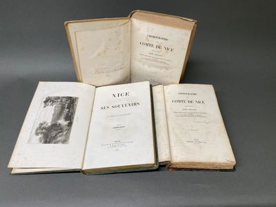 trois livres ouverts posés sur une table l'un à côté de l'autre