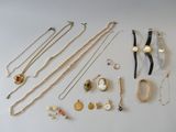 plusieurs types de bijoux sont présentés sur une surface blanche