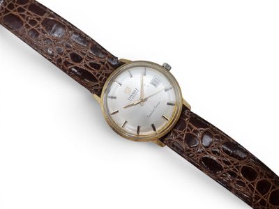 gros plan d'une montre-bracelet sur une surface blanche