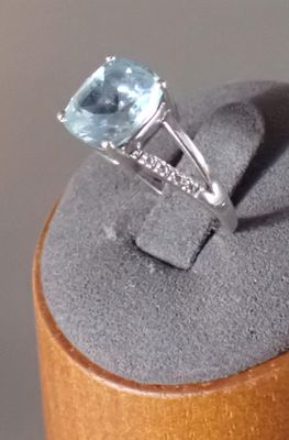 une bague en argent sertie d'une topaze bleue