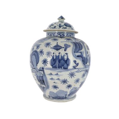 un vase bleu et blanc avec un couvercle sur fond blanc