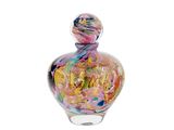 une bouteille en verre ornée d'un motif coloré