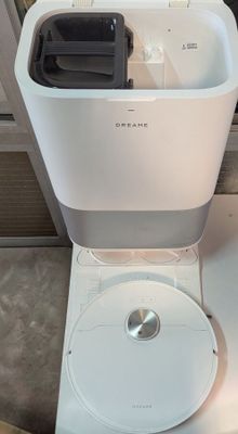 une cafetière posée sur une boîte blanche