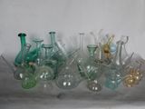 vases en verre de différentes couleurs posés sur une table