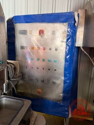 une image d'une machine qui se trouve dans un bâtiment