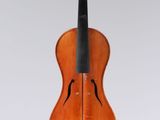 un vieux violon suspendu au plafond
