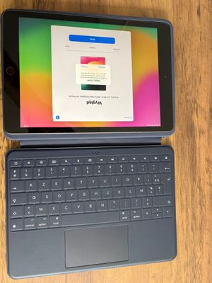 une tablette posée sur une table en bois