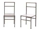 deux chaises en métal placées côte à côte sur un fond blanc