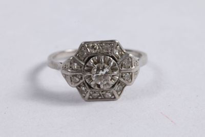 gros plan d'une bague en diamant sur une surface blanche
