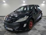 la photo d'une petite voiture noire garée dans un garage