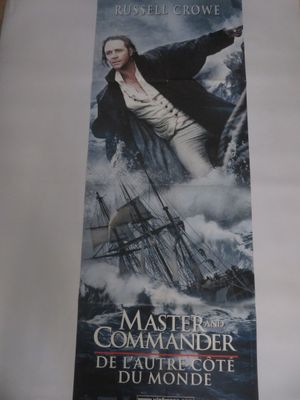 L'affiche du film « Master and Commander » est accrochée au mur.