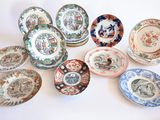 un grand nombre d'assiettes posées sur une table
