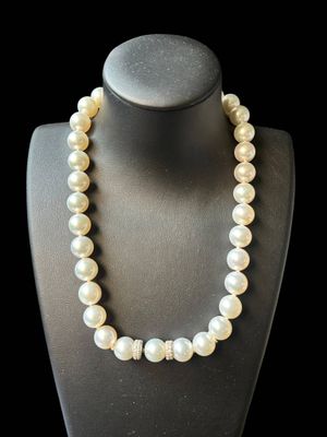 Collier de 35 perles des mers du sud mesurant de 11 à 12 mm …