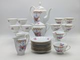 un grand nombre de tasses et de soucoupes posées sur une table