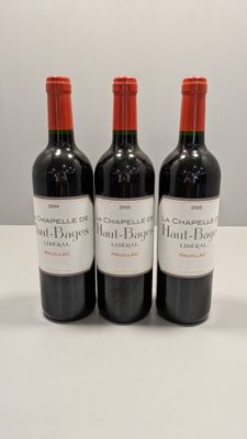 trois bouteilles de vin rouge sont alignées sur une table