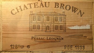 une boîte en bois sur laquelle est accrochée une pancarte indiquant « Château Brown »