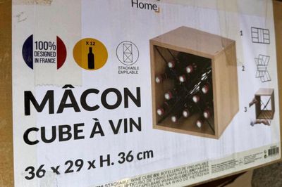 une boîte en carton contenant plusieurs bouteilles de vin