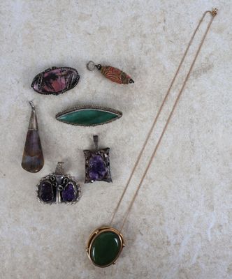 beaucoup de bijoux posés à même le sol