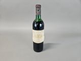 une bouteille de vin posée sur une table