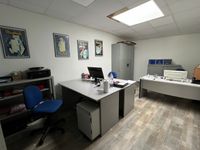 Ensemble (bureau et accueil magasin) comprenant : (photo 3)